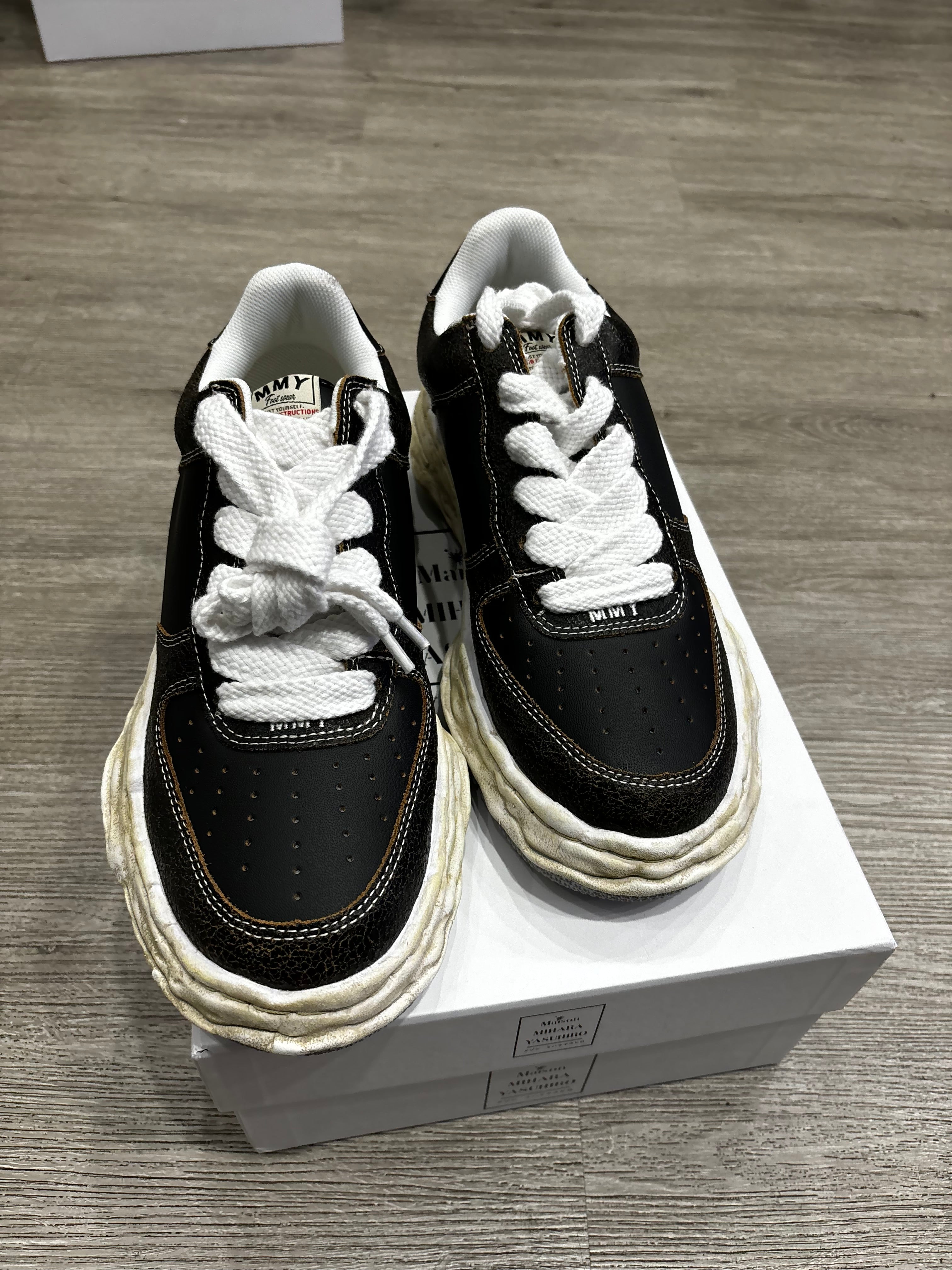Maison Mihara sneaker mat black